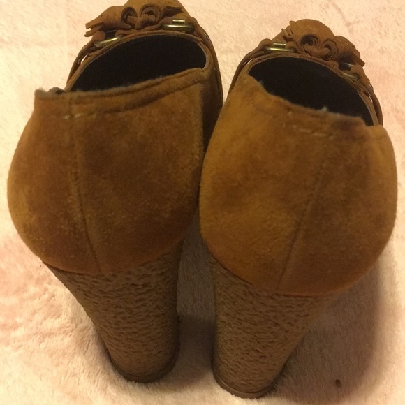 Stuart Weitzman Suede Tassel Gum sole Heels - Picture 12 of 12